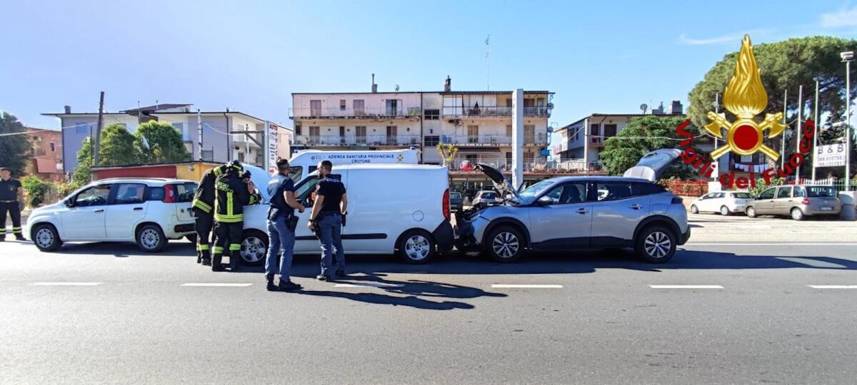 Crotone, S.S. 106: incidente a Poggio Pudano, coinvolte tre vetture - 