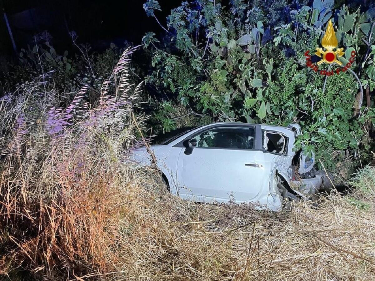 Crotone, auto sbanda e finisce  fuori strada - 