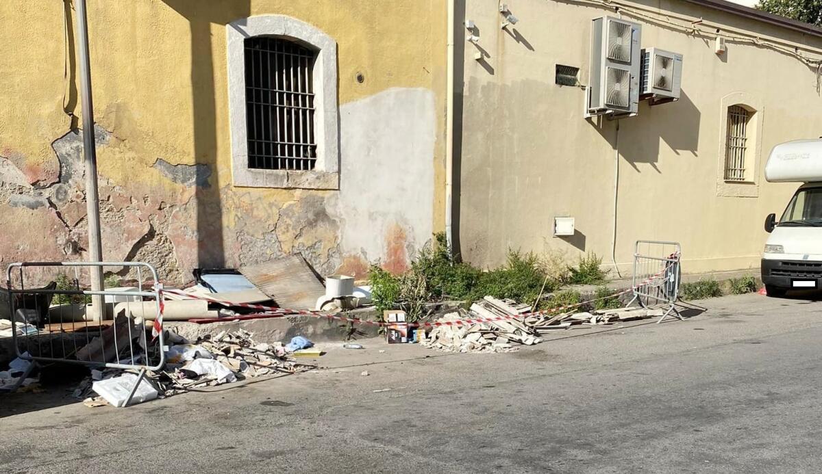 Crotone, l'appello dei residenti di via Marinella: "Pulite la zona di Sant'Antonio, c'è anche materiale cancerogeno" - 
