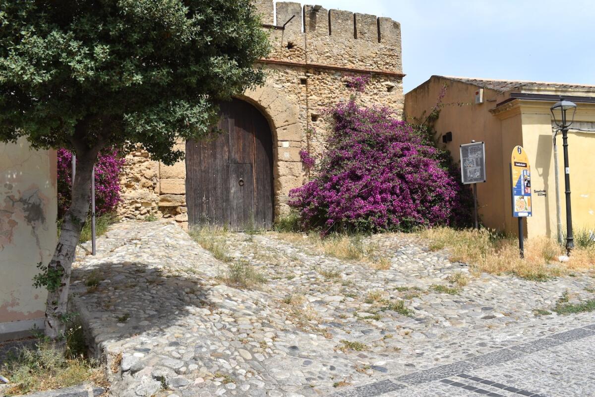 Crotone - L’erba del Castello sempre più alta - 