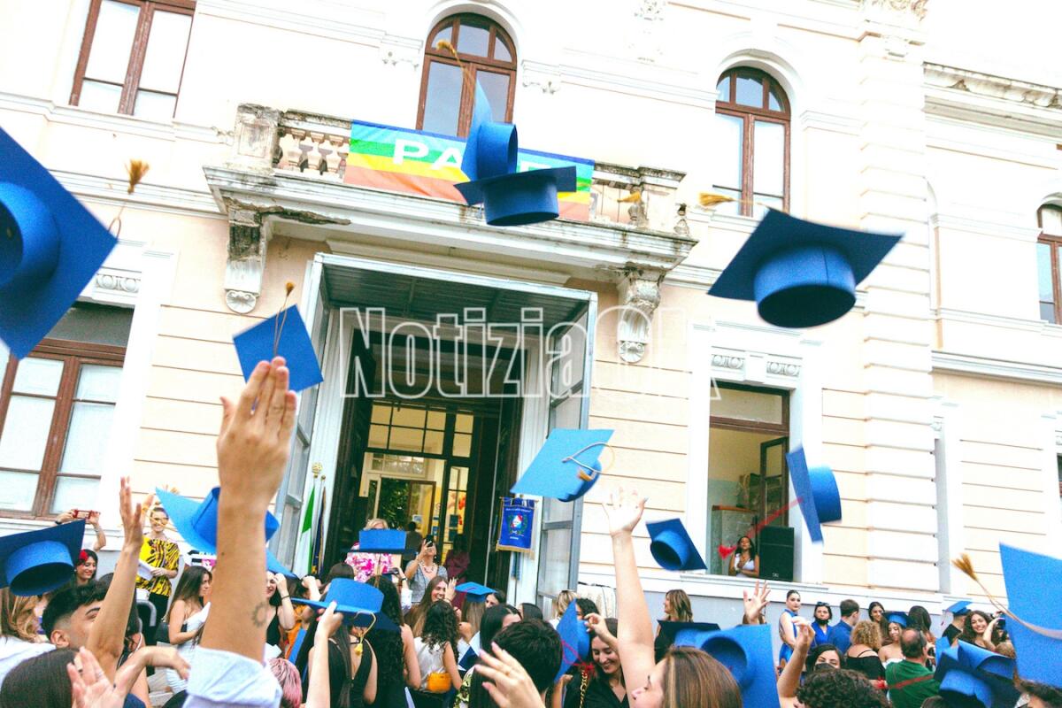 (VIDEO) Crotone, 108 diplomandi salutano il Liceo Classico Pitagora: «Pretendete il meglio da voi» - 