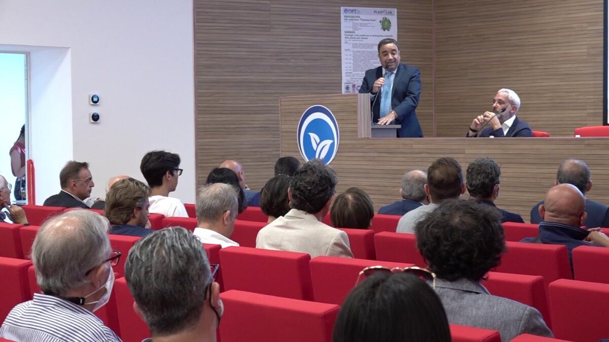 Crotone, al docente Francesco Costa una sala convegni presso la sede di Polo Net -