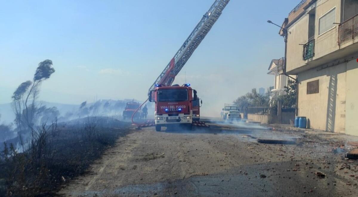 Cutro, incendio presso uno stabile: soccorse sette persone intossicate dal fumo - 
