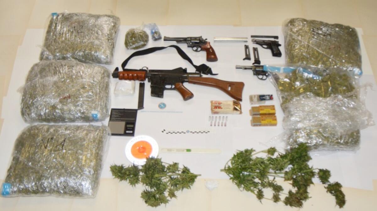 Crotone, blitz nel quartiere Fondo Gesù: un arresto, sequestrate armi e droga - 
