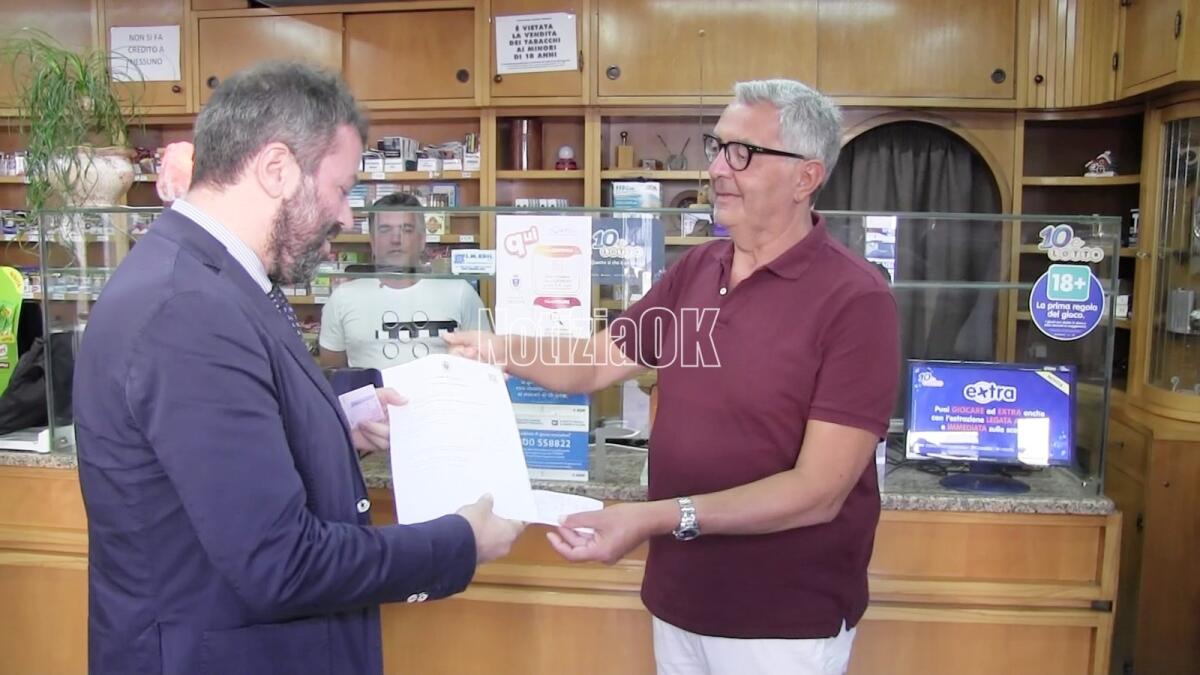 Crotone, sedici tabaccherie per snellire la fila all'Ufficio Anagrafe - Da sinistra: Sandro Cretella vice sindaco, Armando Riganello