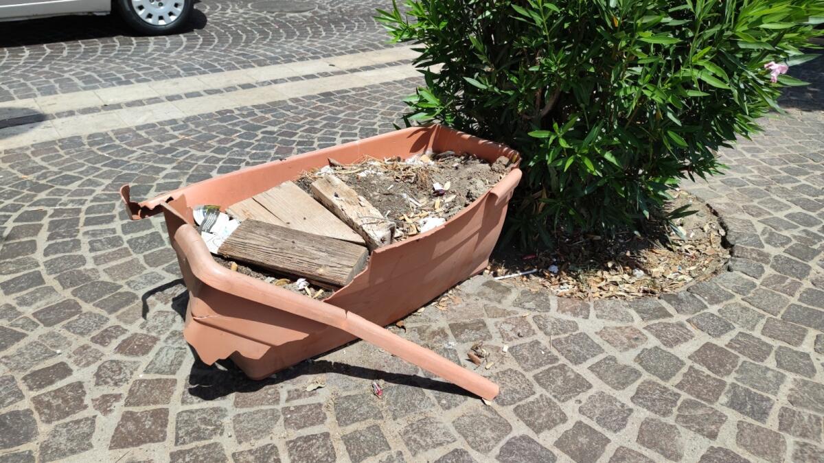 Crotone, distrutte alcune fioriere sul lungomare - 