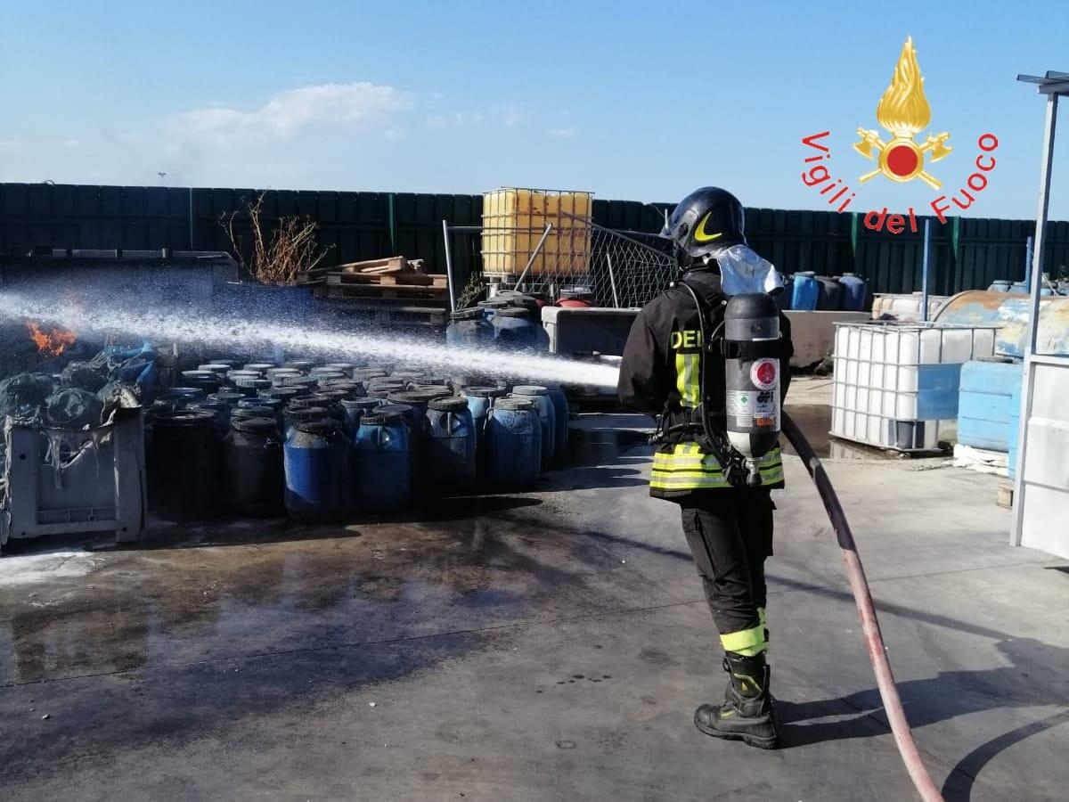 Crotone, i Vigili del Fuoco a lavoro per un incendio di vegetazione - 