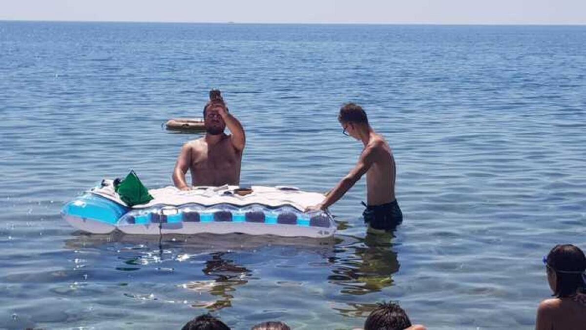 Crotone - Prete di Milano celebra la messa in acqua , l'Arcidiocesi: "Necessario mantenere un minimo di decoro" - 