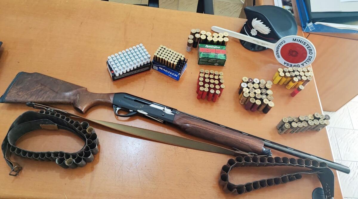 Teneva un fucile "Benelli" sotto il letto matrimoniale: arrestato un 58enne in provincia di Crotone - 