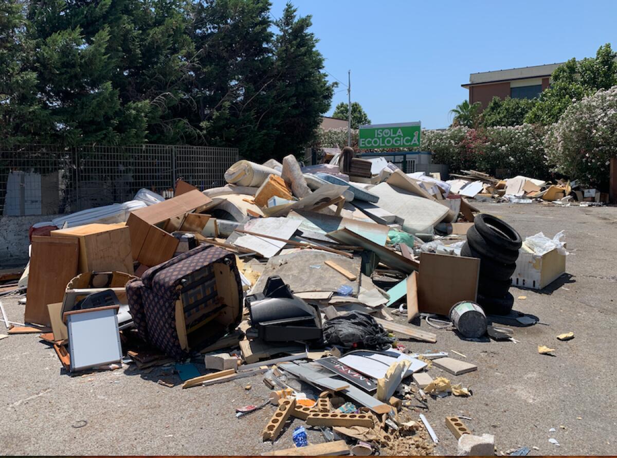 Crotone, da Farina alla piazza la “sagra” degli ingombranti - 