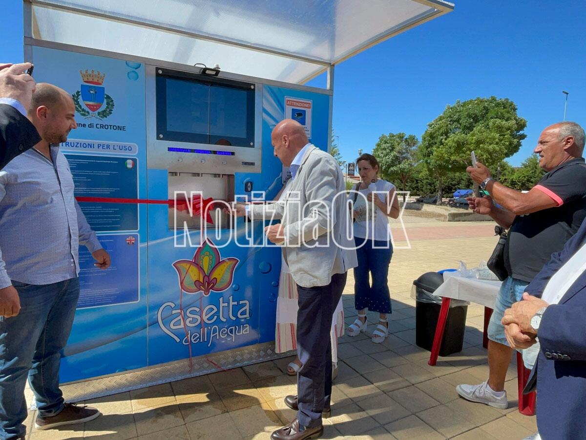 Crotone, inaugurate le casette dell'acqua: obiettivo meno plastica -