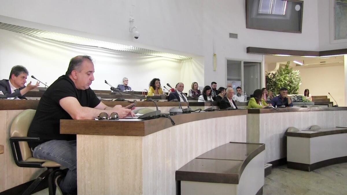 Crotone, la minoranza abbandona il Consiglio ma il Bilancio passa: Voce Tuona - 