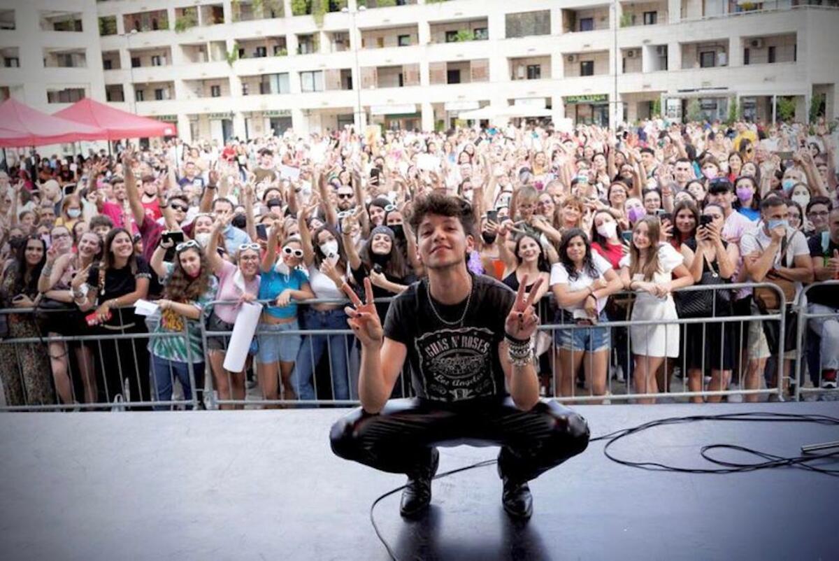 Da "Amici" al bagno di folla, grande successo per l'Instore Tour di Luigi Strangis - 