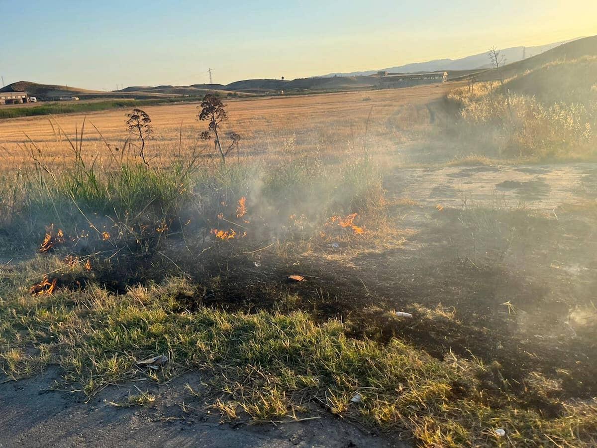 Incendi nella zona industriale di Cutro, Scandale: «Situazione insostenibile, bruciano anche i calanchi» - 