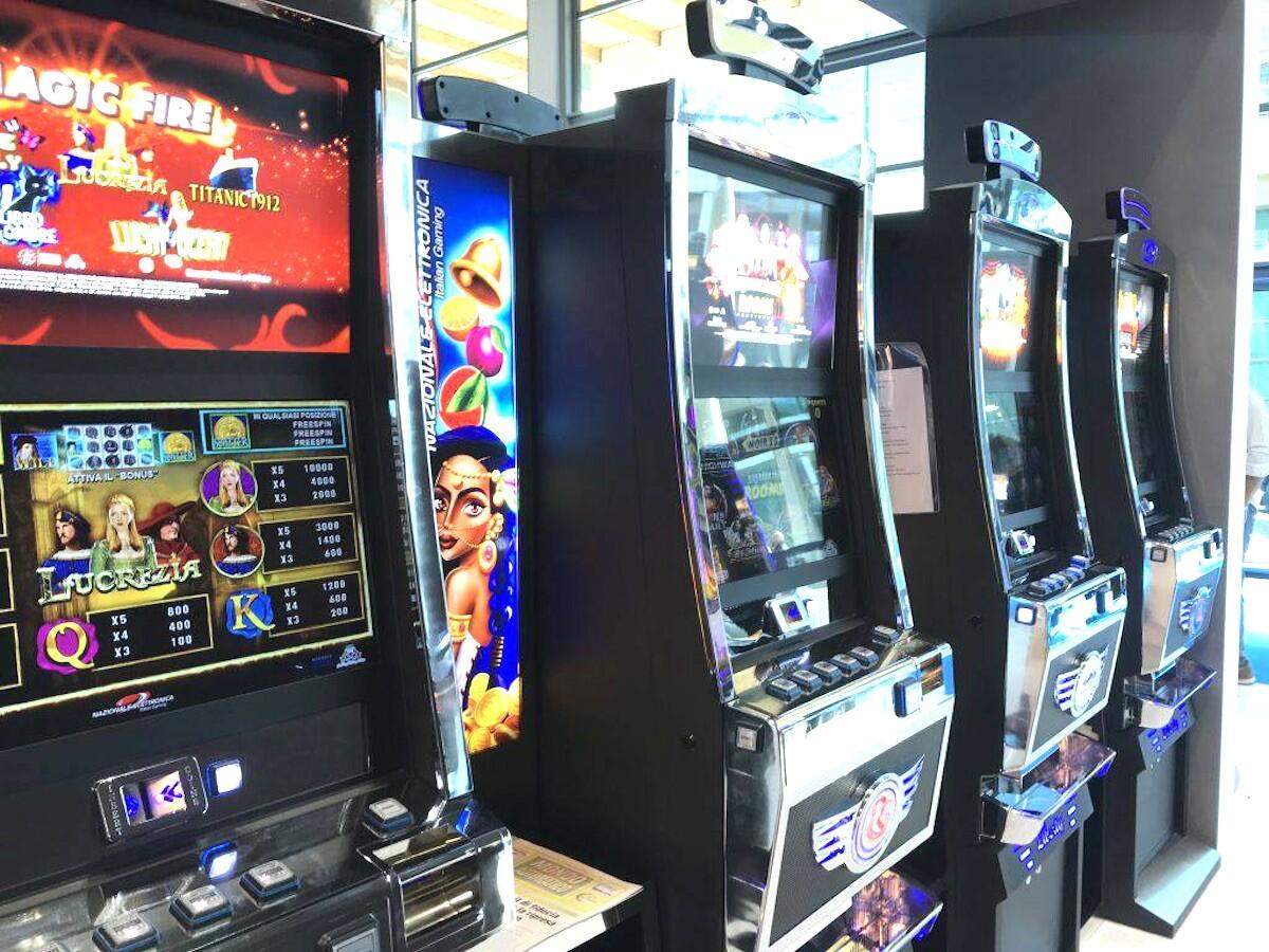 Cirò Marina (KR) - Sequestrati apparecchi di gioco d'azzardo - 