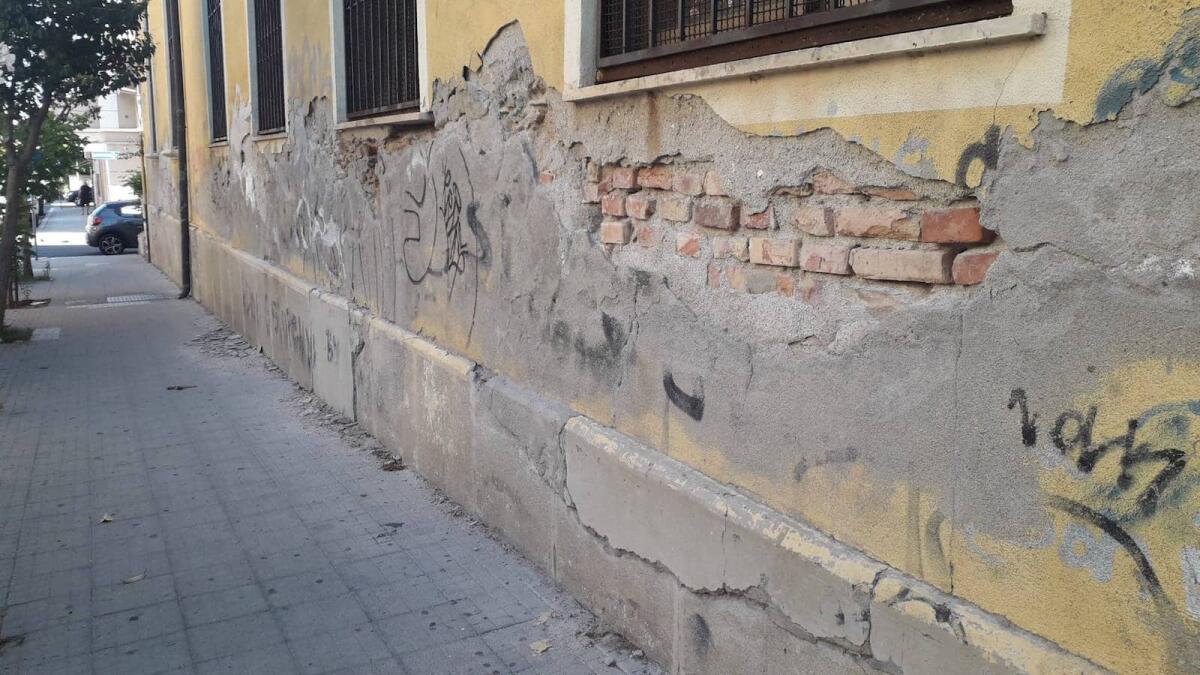 Crotone, l'edificio del Donegani perde pezzi - 