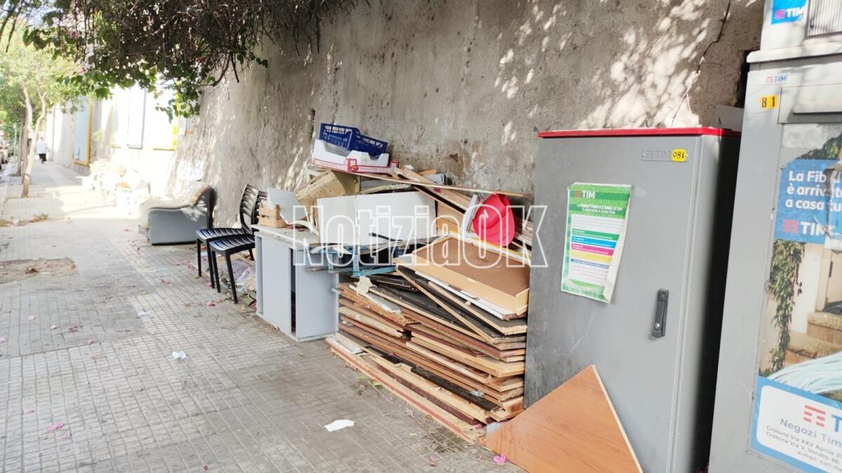 Crotone - Arredi, mobili e comode poltrone su Corso Messina: iniziati i saldi - 