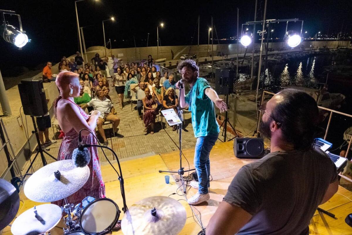 Crotone, al via la rassegna R.U.A. - Rifugi Urbani Artistici. L'arte "sospesa" sul mare - 