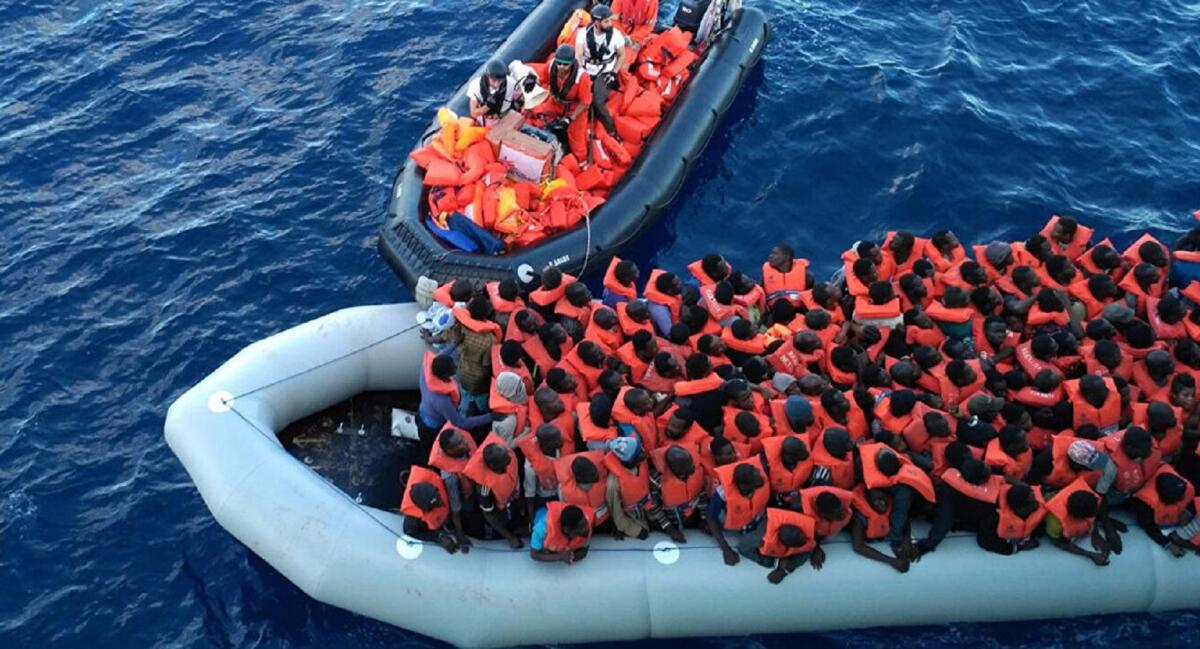 Soccorso peschereccio con 674 migranti a largo della Calabria: 5 morti - 
