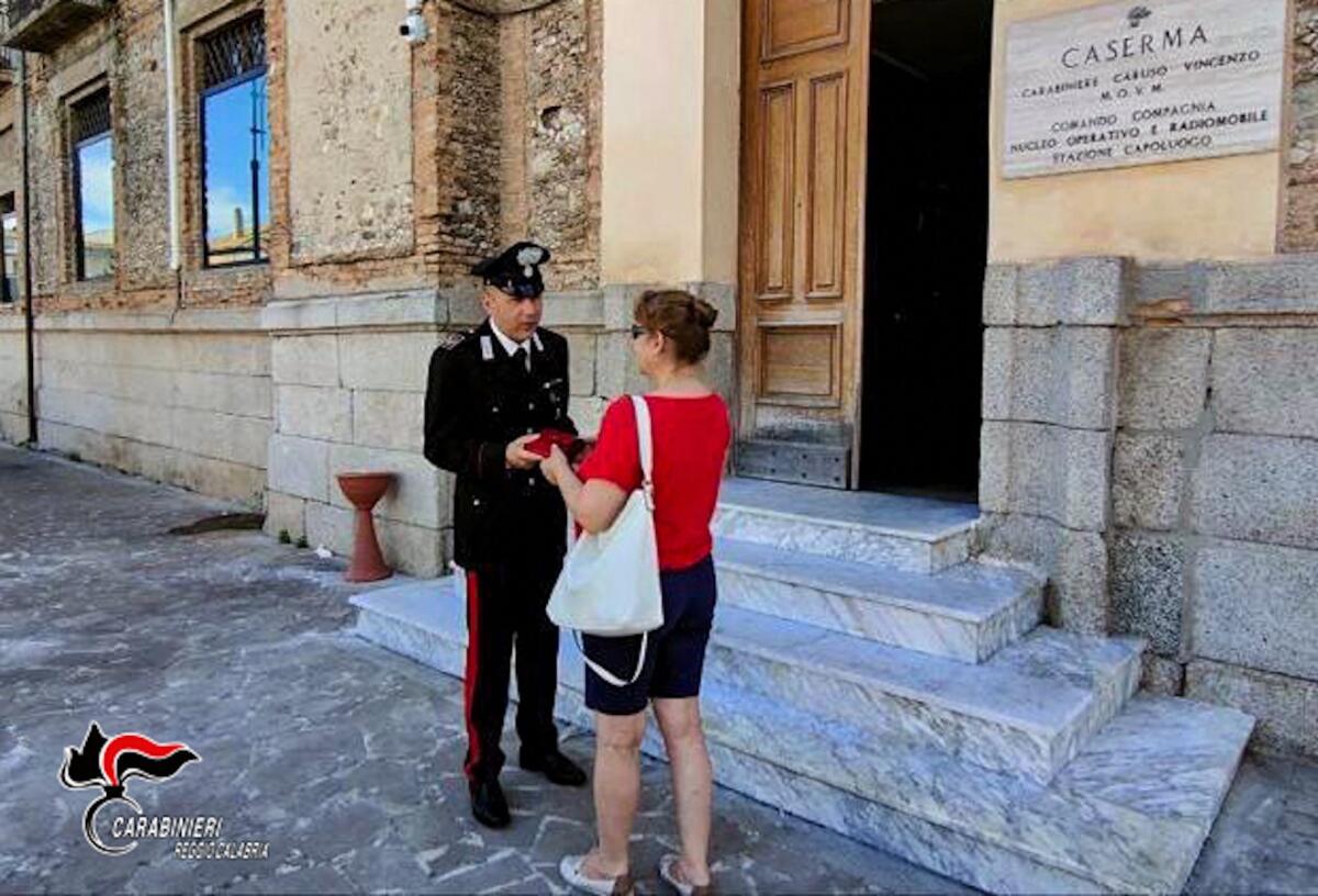 Perde portafoglio con 800 euro e documenti: a ritrovarlo è un Carabiniere - 