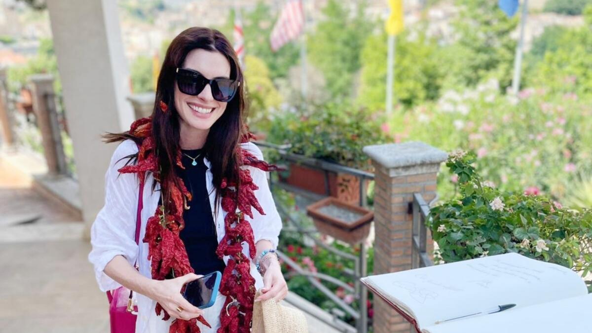 "Il diavolo veste Prada.... e peperoncino calabrese": Anne Hathaway da Hollywood ad Altomonte - 