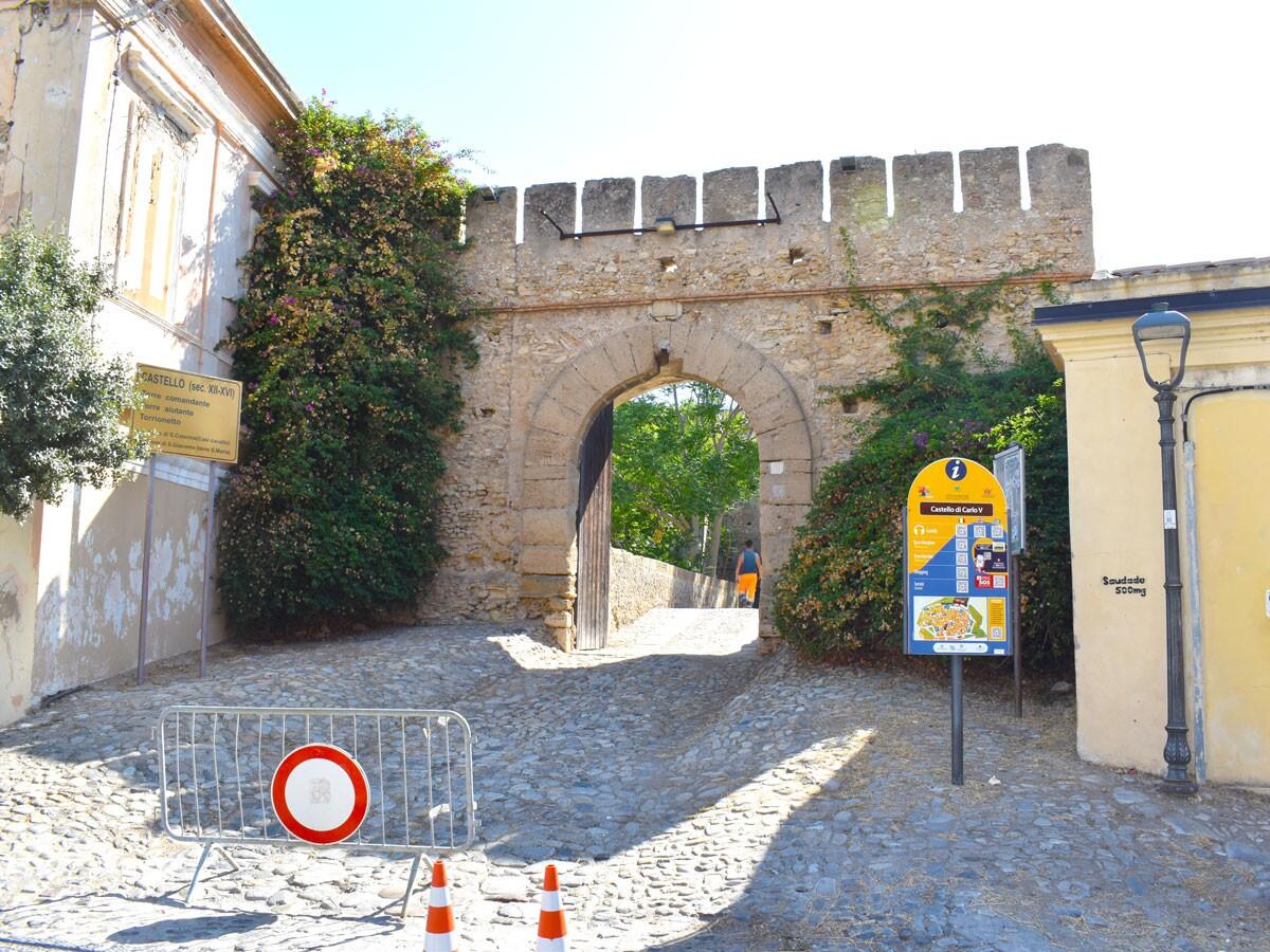 Crotone, porte del Castello spalancate. Si lavora per la riapertura parziale della fortezza - 