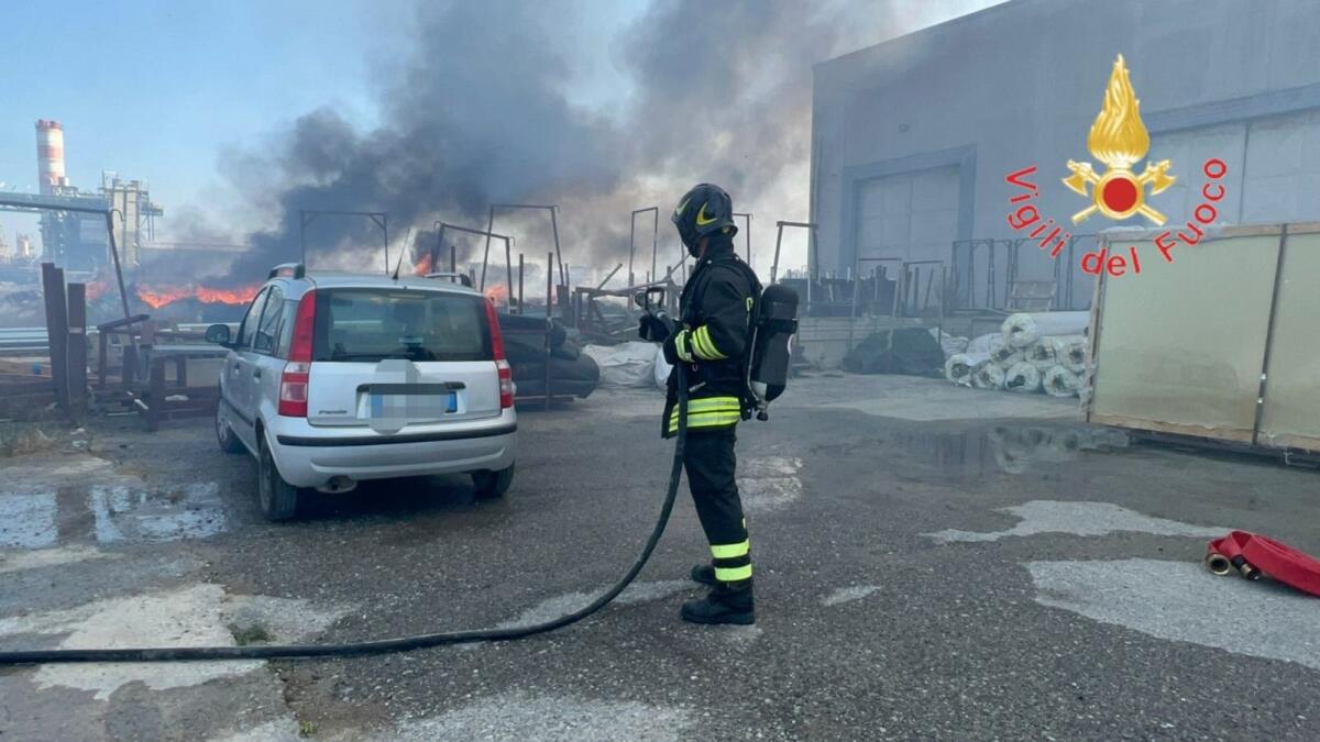 (VIDEO) Altro incendio a Crotone: pericolo nei pressi di una ditta - 