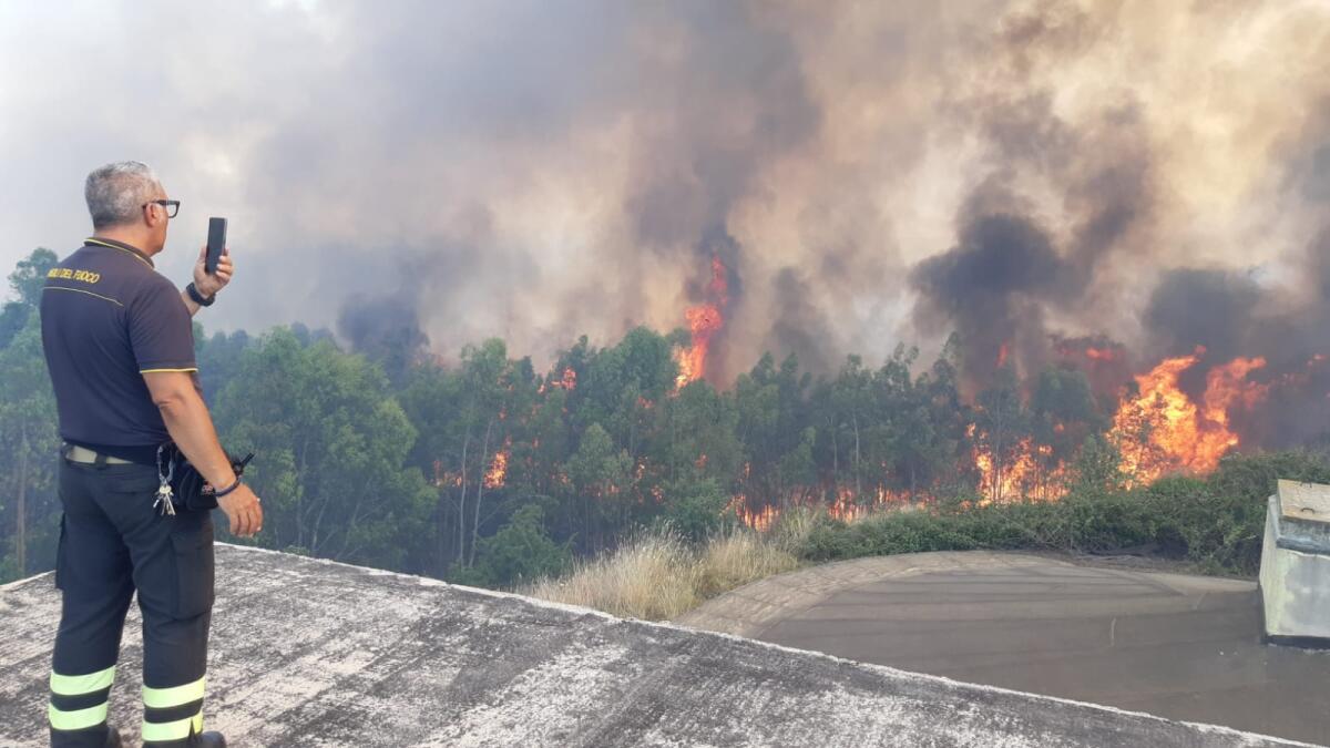 Crotone, incendio a Brasimato: paura per i serbatoi dell’acqua - 