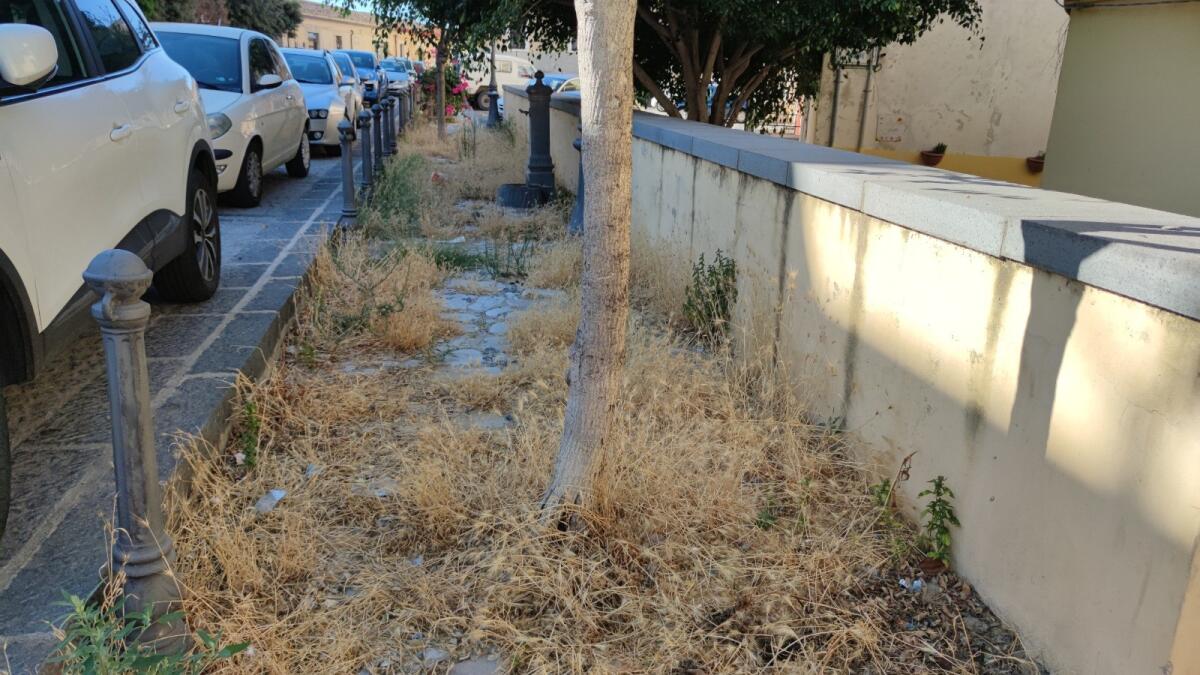 Crotone, Piazza Castello: "Benvenuto ai turisti" - 