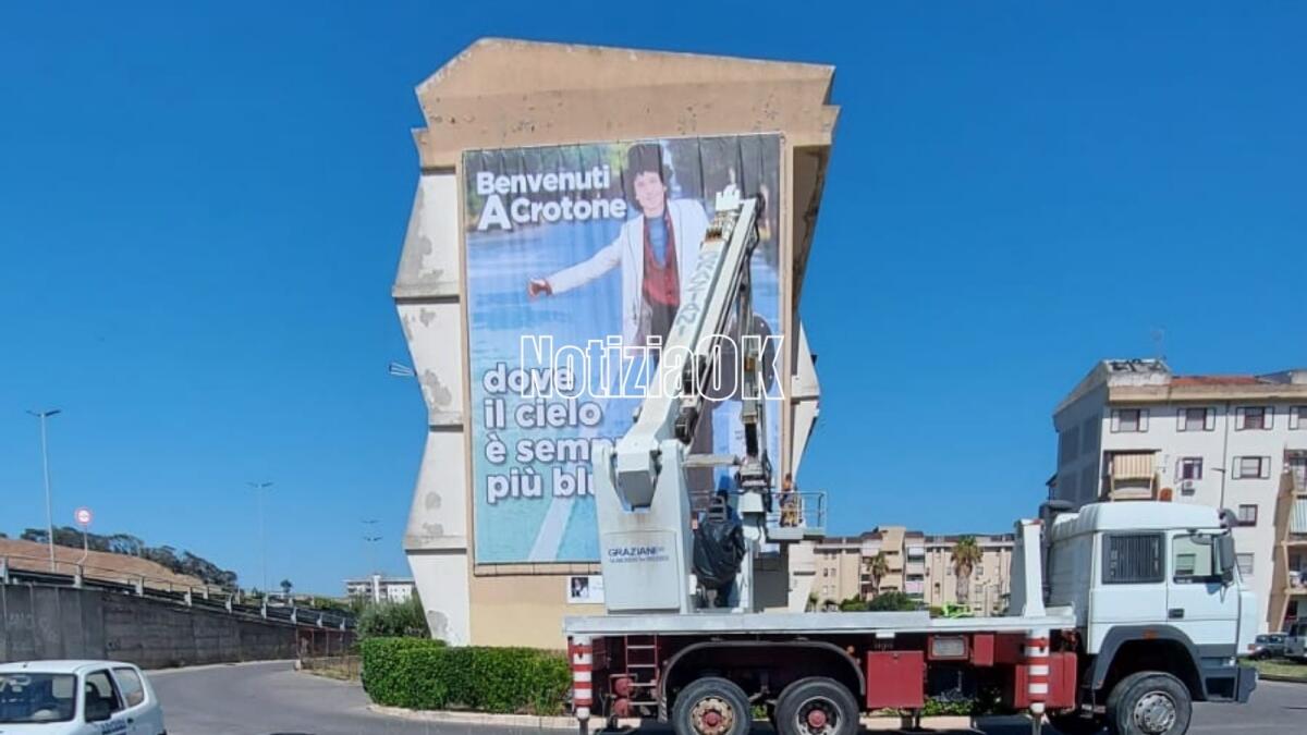 Crotone, ricollocata l'immagine di Rino Gaetano nel quartiere Lampanaro - 