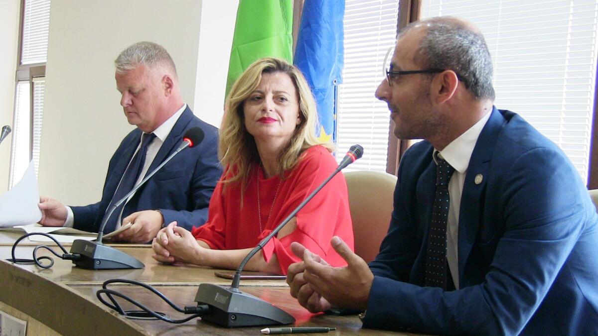 Crotone, centocinquanta atleti pronti per l'Italia Cup di Vela - Da sinistra Laboria, la presidente del Clu Velico Proto, l'assessore allo sport Bossi
