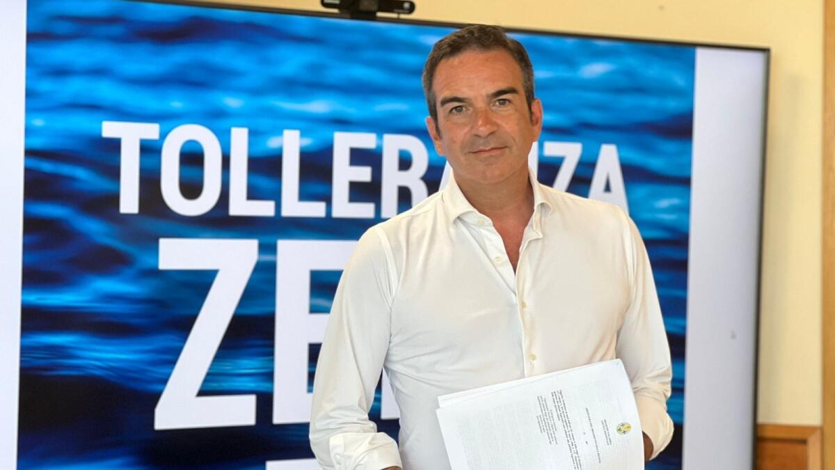 Mare pulito, ordinanza di Occhiuto su autospurgo, lidi e alberghi - 