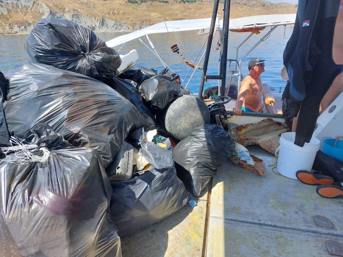 Crotone, lo "Sbarco ecologico" arriva all'irto. Raccolti oltre sessanta sacchi di rifiuti - 