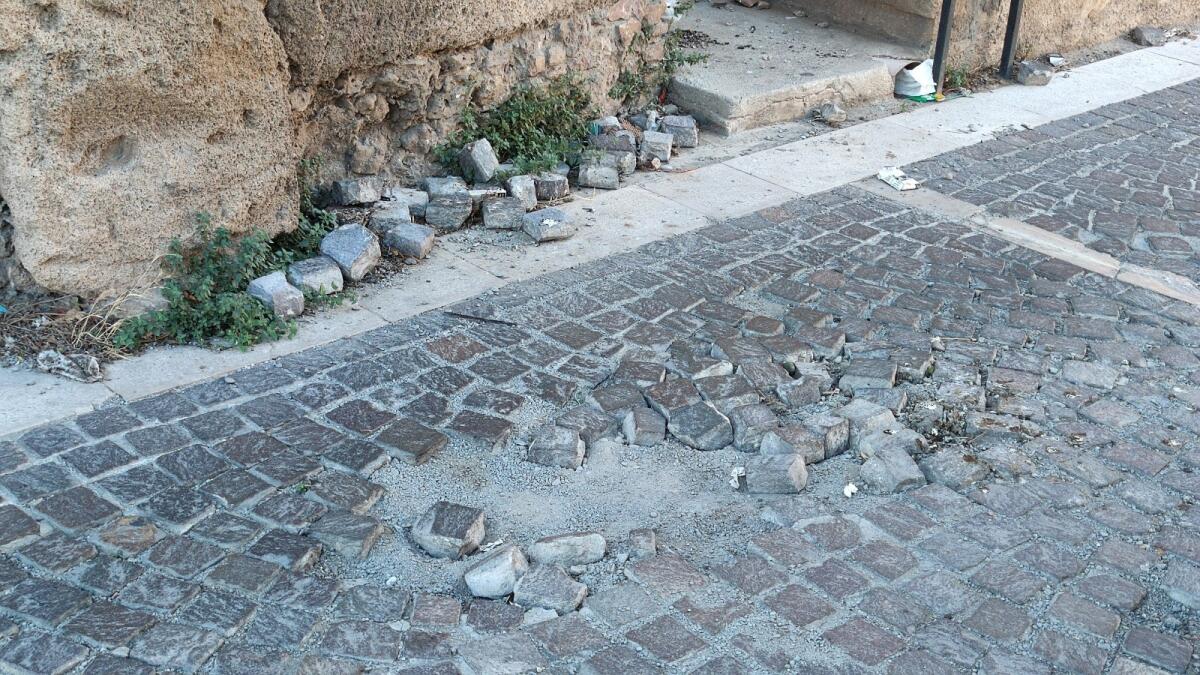 Isola di Capo Rizzuto, sampietrini danneggiati in Piazza del Popolo - 