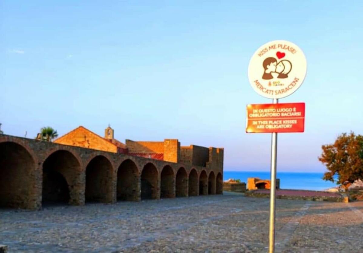 Cirò Marina, "Kiss Please": obbligo di un bacio ai Mercati Saraceni - 