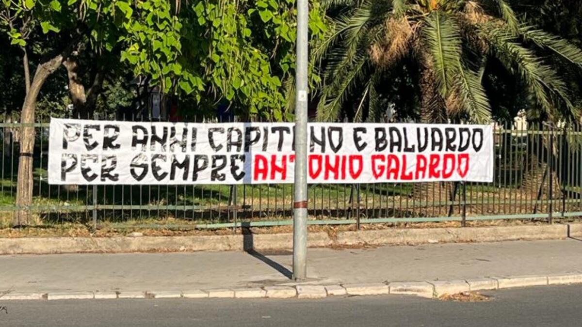 Crotone, i tifosi rendono omaggio all'indimenticato Antonio Galardo - 