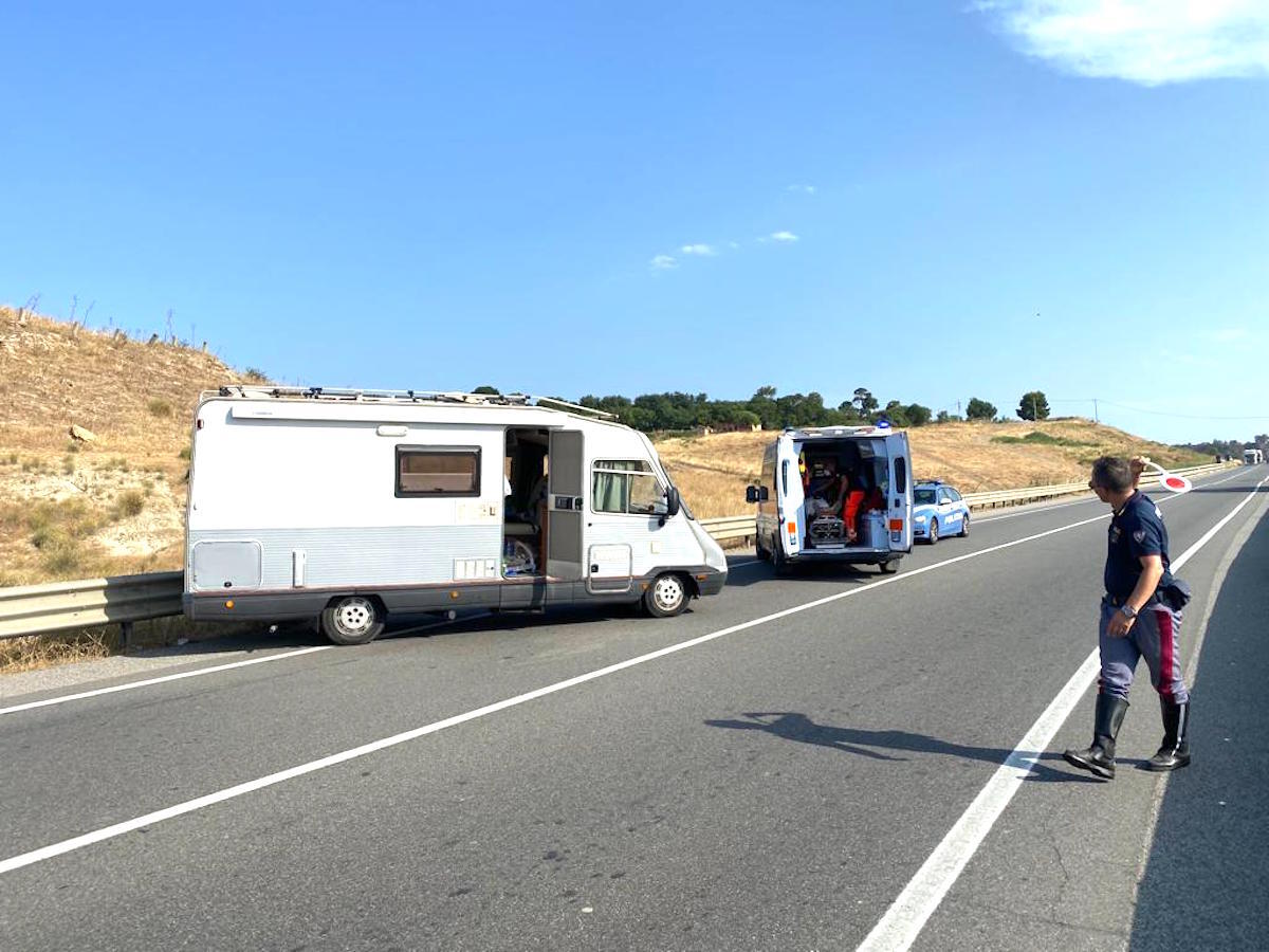Crotone, la Polizia Stradale salva la vita ad un uomo alla guida del suo camper - 