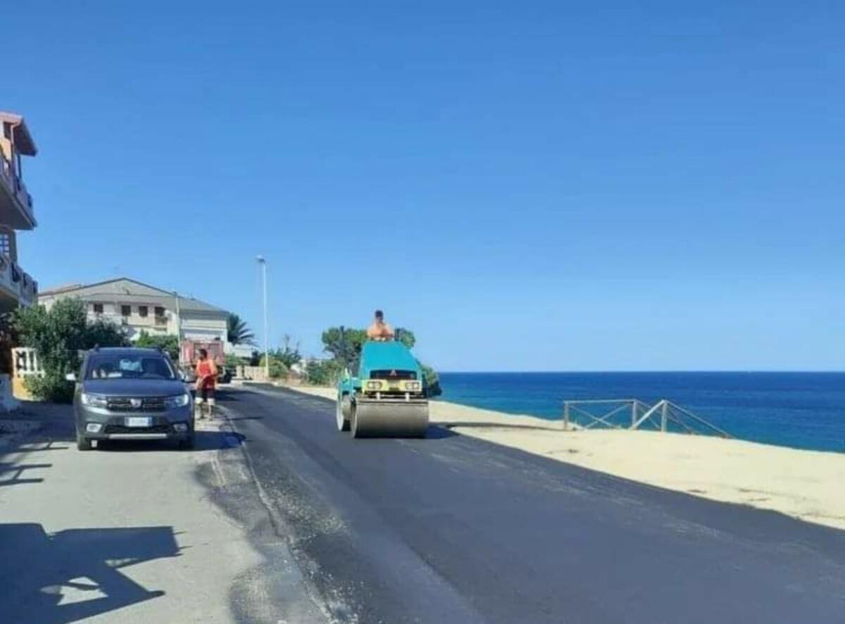 Isola di Capo Rizzuto, bitumazione del lungomare di Capo Rizzuto - 