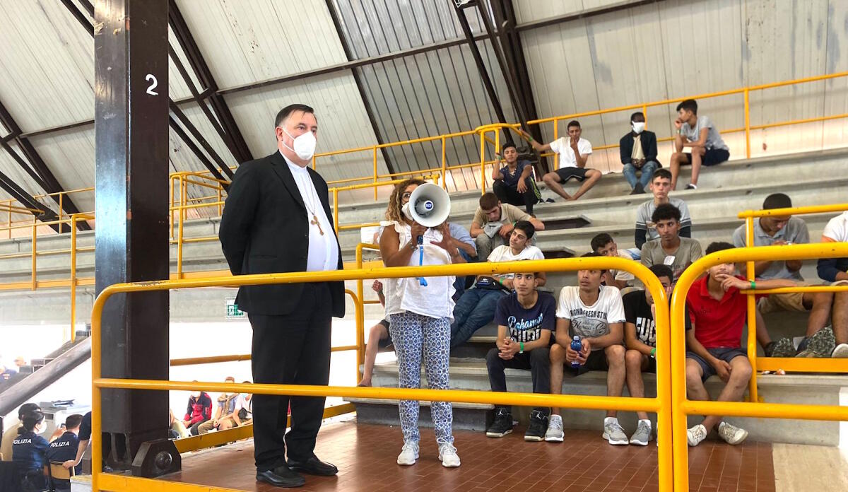Catanzaro, il Vescovo Maniago incontra i migranti accolti dopo l'ultimo sbarco - 