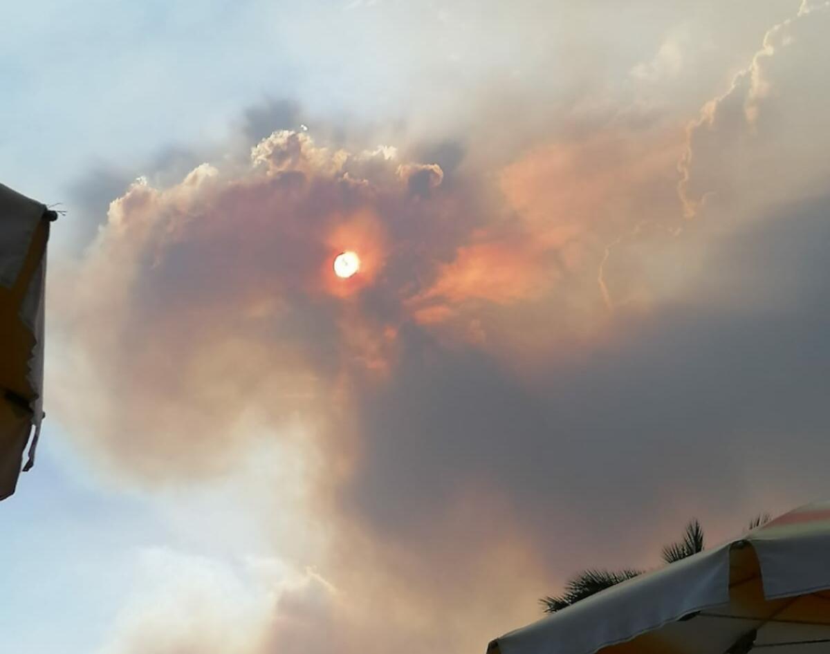 Crotone, occhi al cielo: giochi di luce regalati dal sole - 