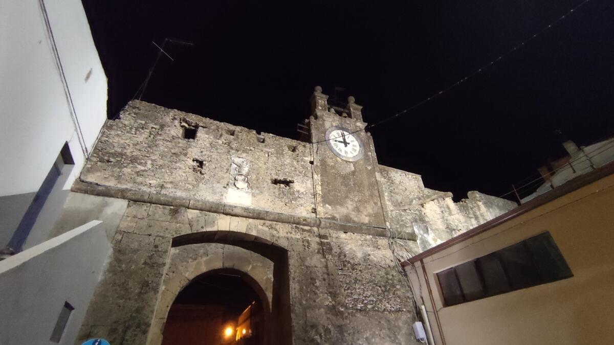 Isola di Capo Rizzuto, ripristino dell'Orologio: c'è il "grazie" del Sindaco e dell'Amministrazione - 
