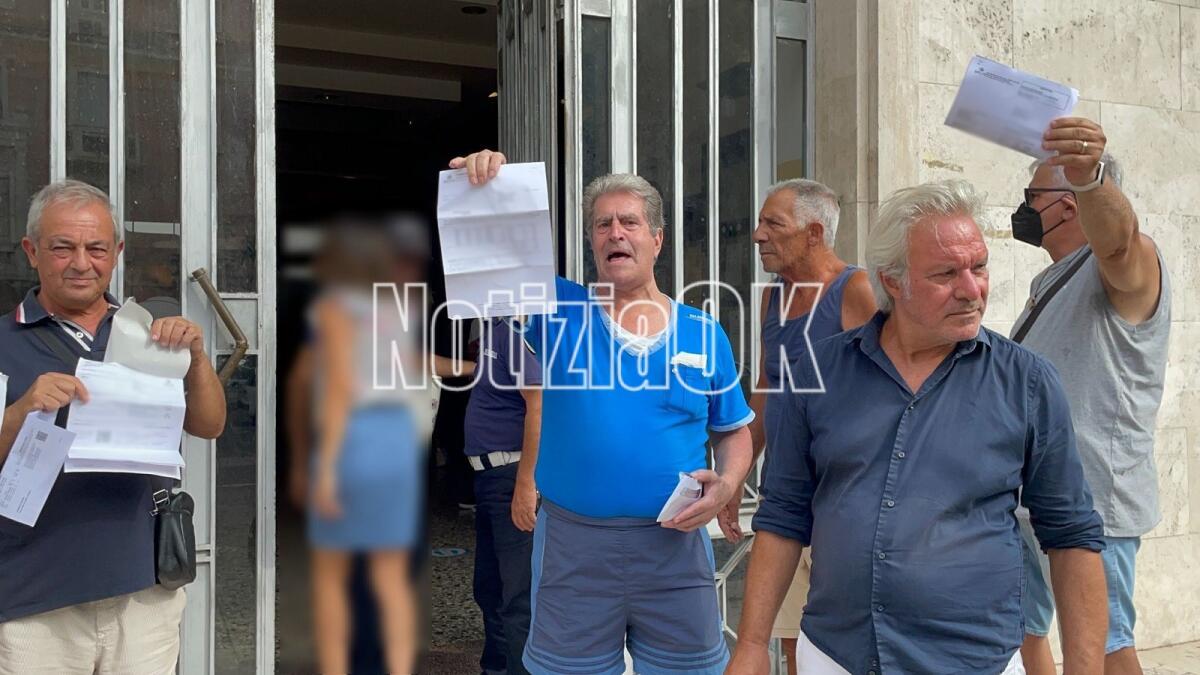 Crotone, bollette in Piazza della Resistenza: "Se non ci mobilitiamo per l'acqua, la nostra dignità dove è finita"? - 