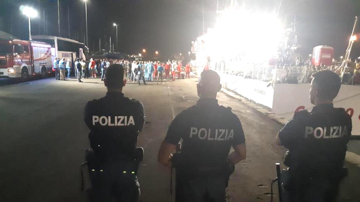 Crotone, sbarco migranti: in manette tre scafisti turchi - 