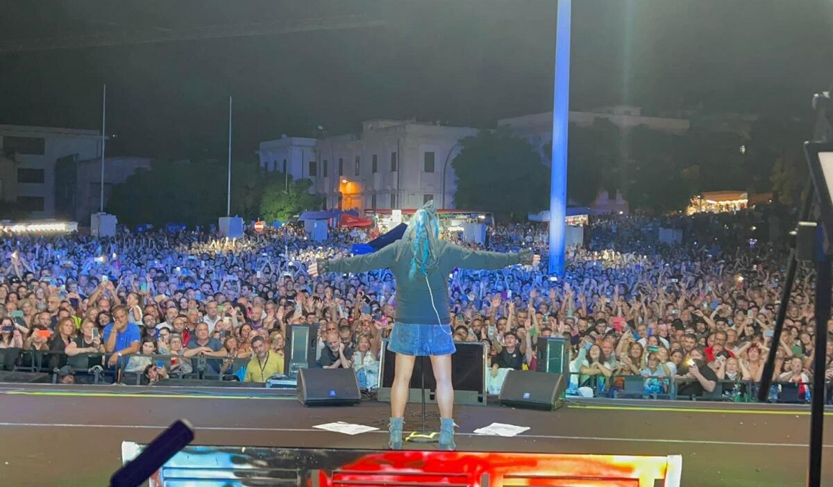 Nonostante la pioggia Loredana Bertè fa impazzire la sua Reggio Calabria: "Voglio stare qui" - 
