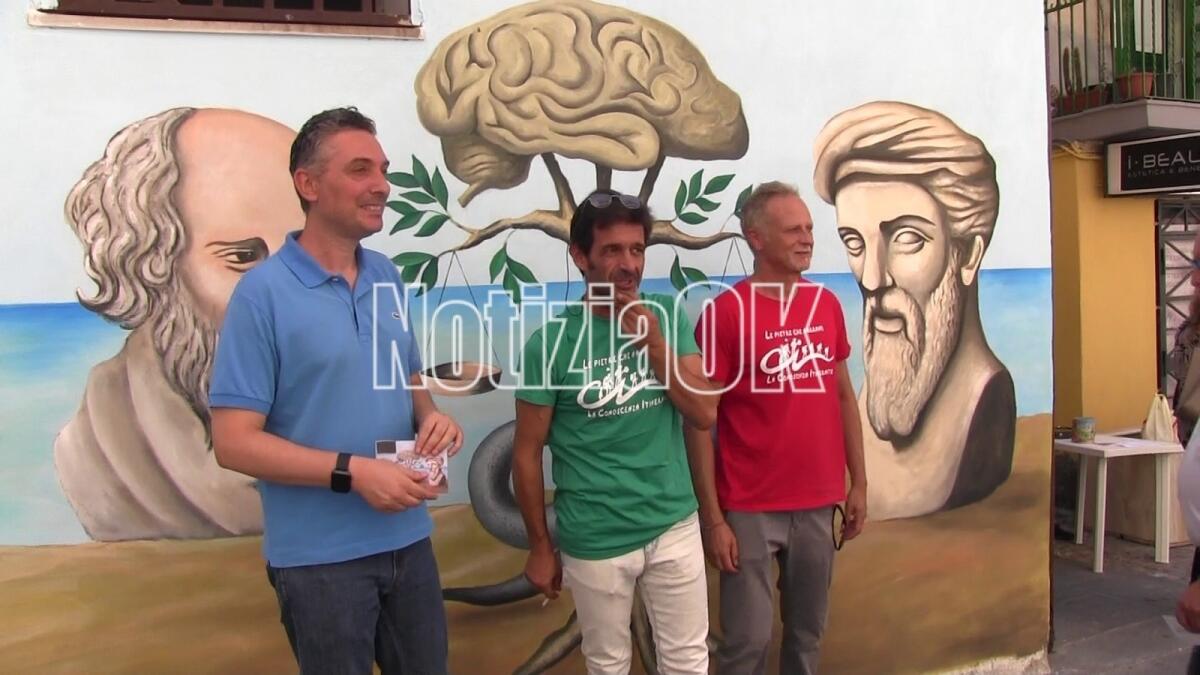Crotone, inaugurato in via Pitagora il murale dedicato alla filosofia, medicina e matematica - 