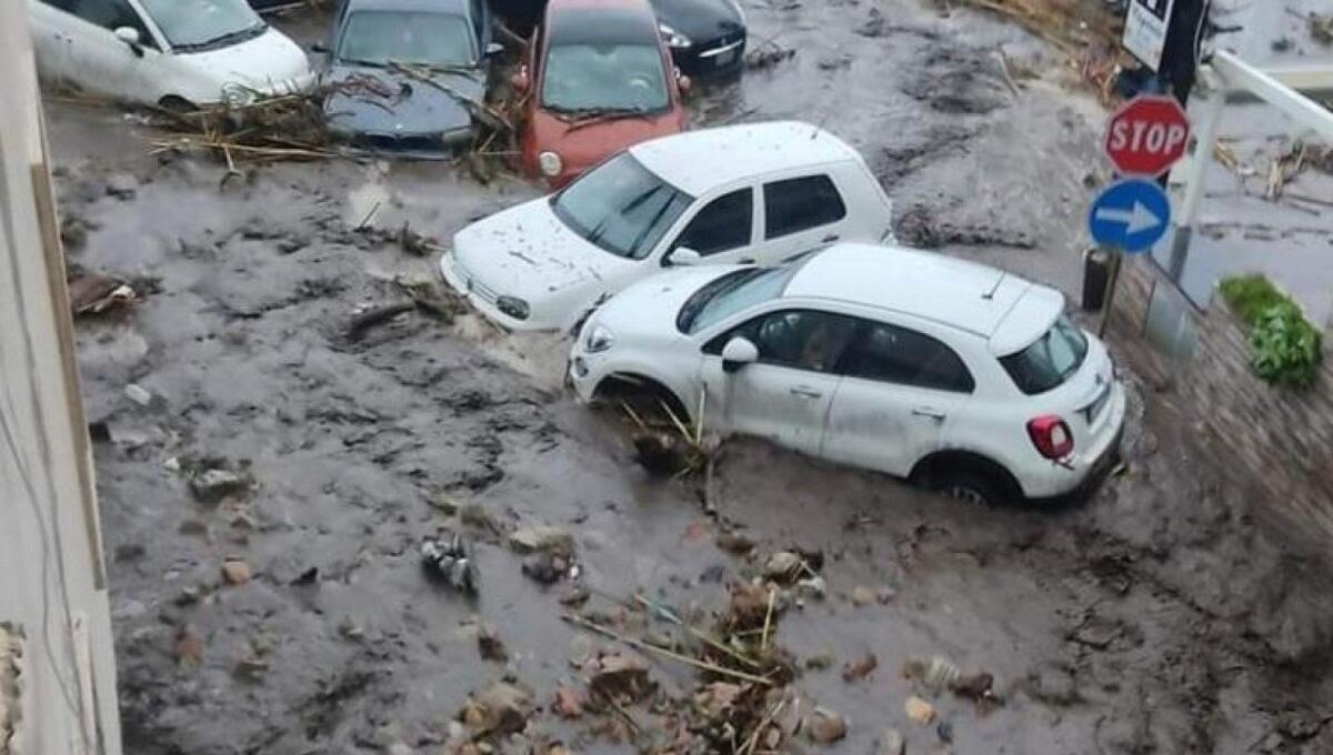Maltempo - Ingenti danni a Scilla (RC), auto trascinate dall'acqua - 