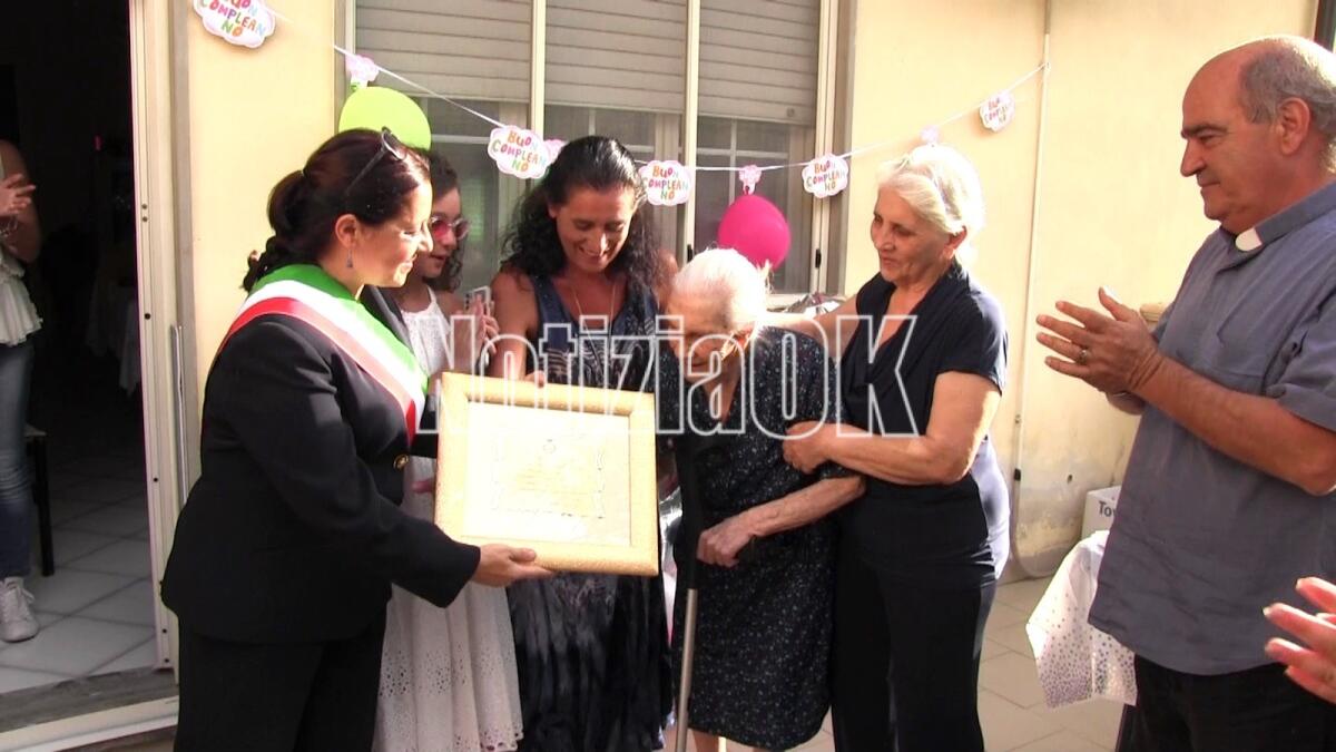 (VIDEO) Sant'Anna festeggia la sua centenaria, la signora Caterina - 