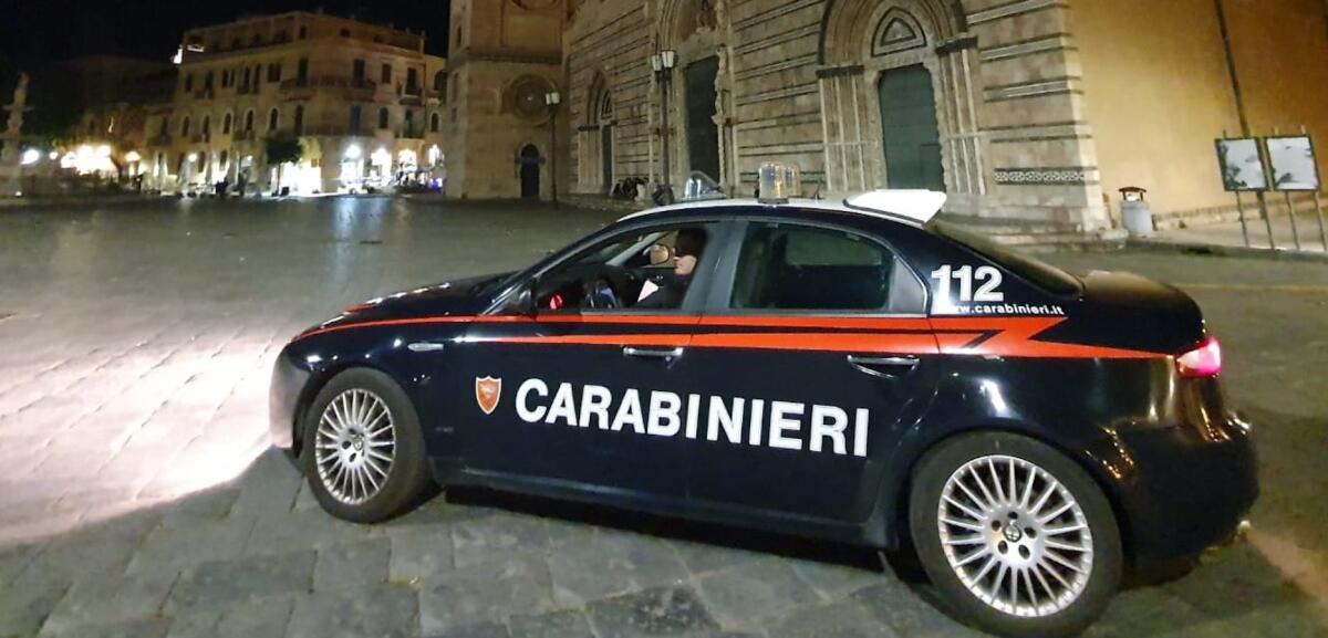 Non accetta la relazione gay della figlia e l'accoltella: la denuncia ai Carabinieri di Crotone - 