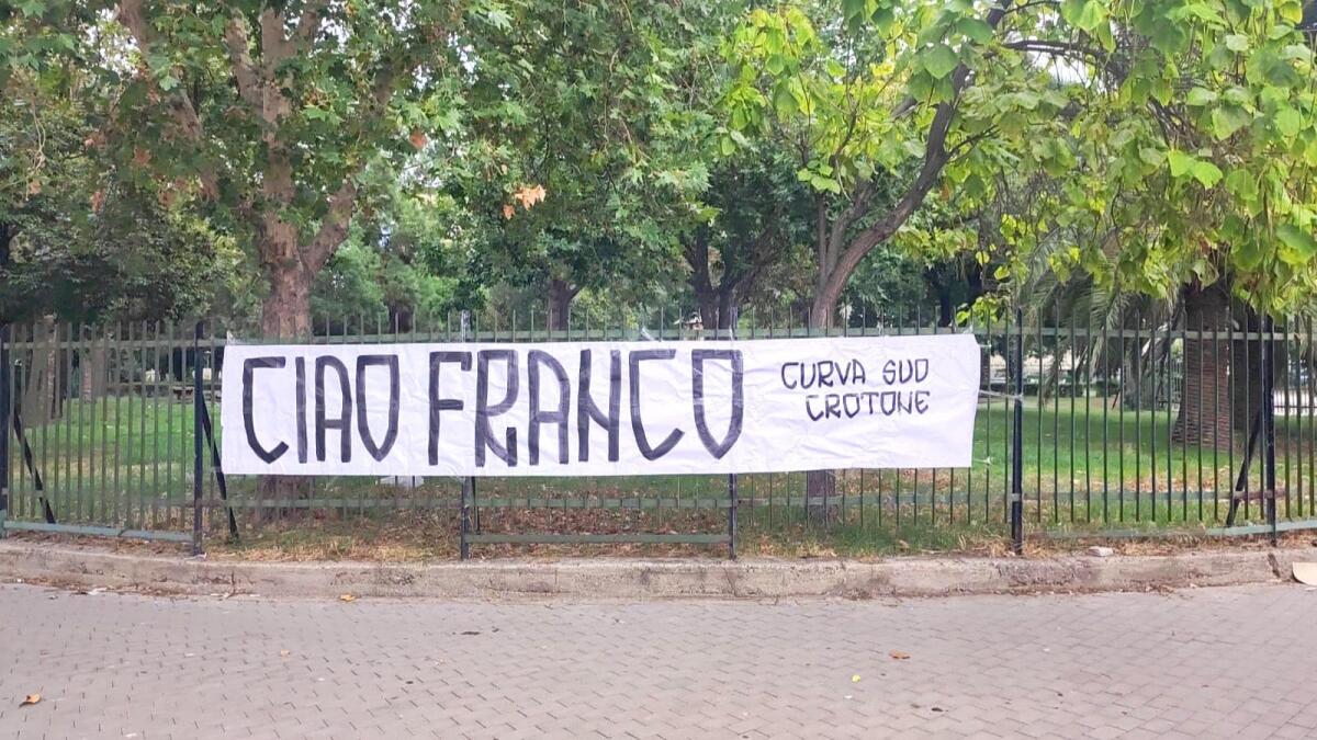 La Curva Sud Crotone omaggia il tifoso Franco Palermo - 