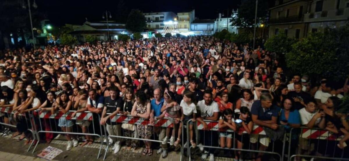 Isola di Capo Rizzuto, Arisa in concerto: in migliaia in Piazza del Popolo - 